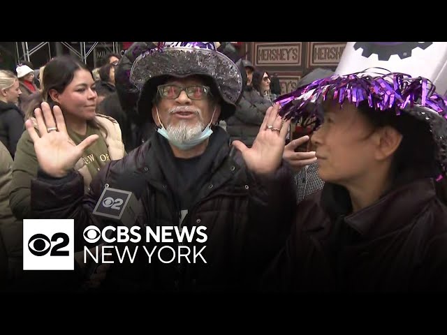 ⁣New Year's Eve crowds line up early for ball drop in Times Square