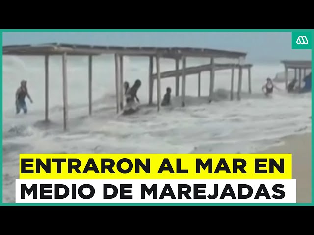 ⁣Insólito: Bañistas ingresan al mar en medio de fuertes marejadas en Perú