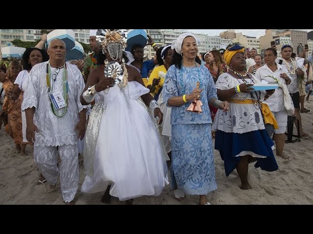 ⁣NO COMMENT: Los afrobrasileños rinden homenaje a su diosa del mar para celebrar el Año Nuevo