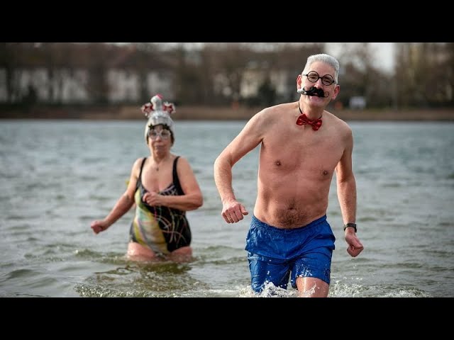 ⁣Des nageurs bravent les eaux froides pour la traditionnelle baignade du Nouvel An