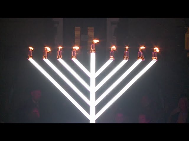 ⁣Denver Jewish community holds menorah lighting event