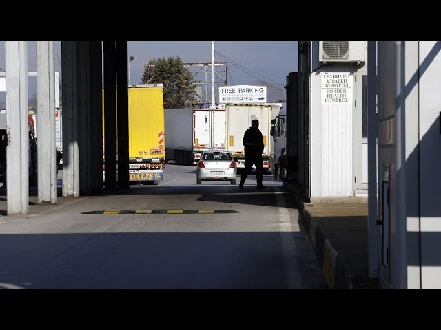 ⁣Rumanos y búlgaros celebran el fin de los controles fronterizos tras entrar en el espacio Schengen