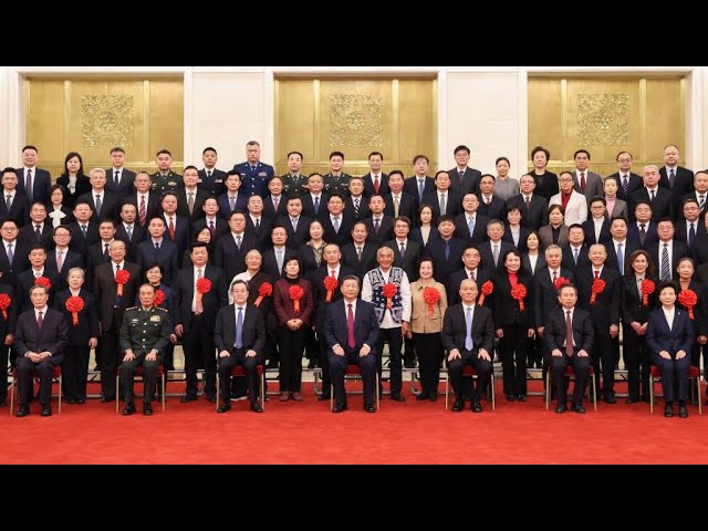 ⁣Xi Jinping rencontre des représentants d'officiels à la retraite et de groupes modèles