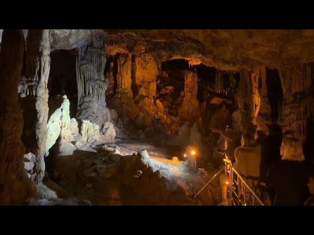 ⁣Die Ballıca-Höhle in der Türkei besticht durch Stalaktiten und Stalagmiten