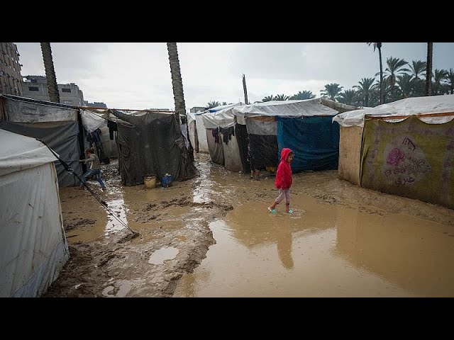 ⁣NO COMMENT: La lluvia agrava la tragedia de los desplazados por la guerra en Gaza