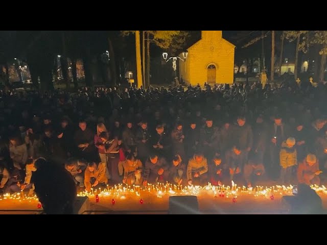 ⁣Une veillée aux chandelles a été organisée au Monténégro, alors que le pays pleure les 12 victi…