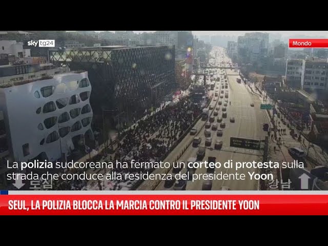 ⁣Seul, la polizia blocca la marcia contro il presidente Yoon