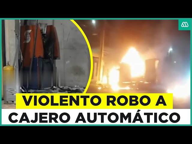 ⁣Amenazaron a trabajadores y quemaron autos: Delincuentes intentan robar cajero automático