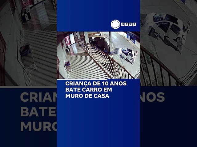 ⁣Criança de 10 anos bate carro em muro de casa.  #RecordNews #shorts