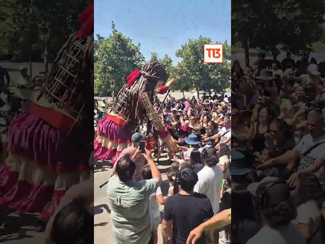 ⁣Amal, la marioneta gigante sorprendió a grandes y chicos en La Granja