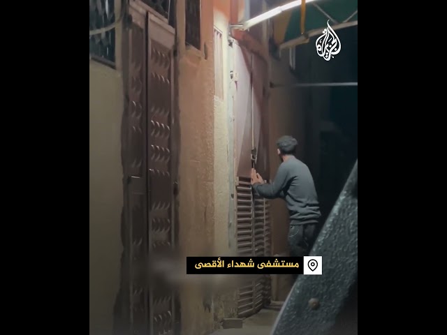 ⁣"يما ردي عليا".. غزي يبكي أمه خلف باب غرفة ثلاجة الموتى بدير البلح وسط غزة