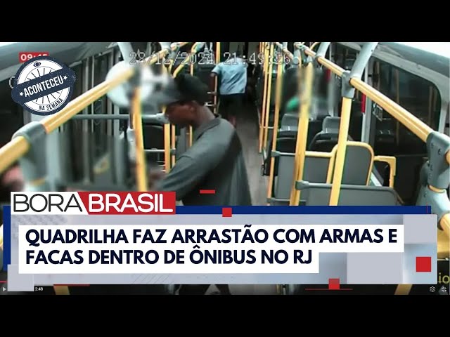 ⁣Quadrilha faz arrastão com armas e facas dentro de ônibus do BRT no RJ | Aconteceu na Semana