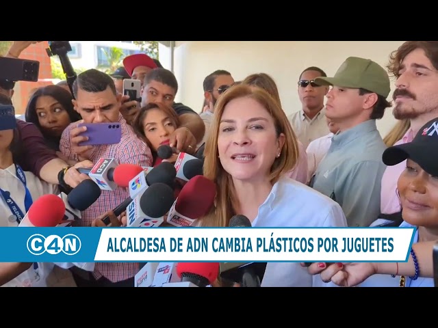 ⁣Alcaldesa del ADN cambia plásticos por juguetes