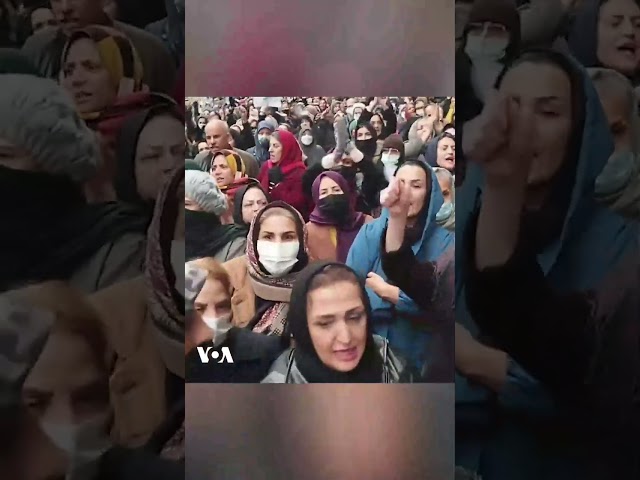 ⁣تصاویری دیگر از تجمع اعتراضی بازنشستگان فرهنگی در تهران: «با این همه منابع وضع ایران خرابه»