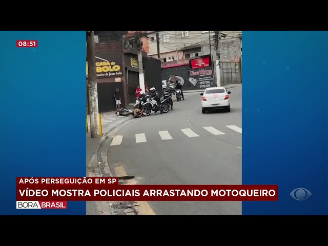 ⁣PMs arrastam motoqueiro que fugiu após ordem de parada em SP