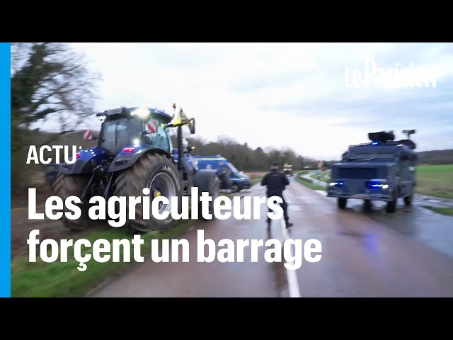 ⁣Des agriculteurs forcent un barrage de gendarmerie dans l'Essonne