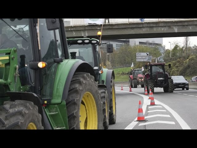 ⁣Tractorada en la periferia de París contra el acuerdo UE-Mercosur