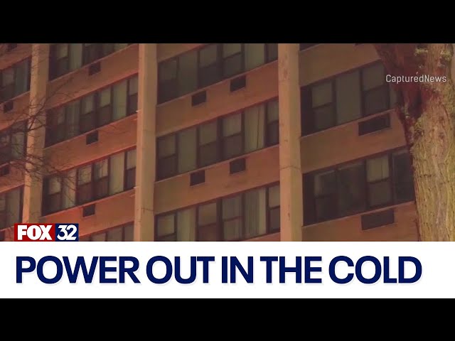 ⁣Chicago high-rise loses power as snow, frigid temps hit city