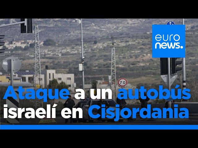 ⁣Hombres armados atacan un autobús israelí en Cisjordania: hay al menos 3 muertos y 7 heridos