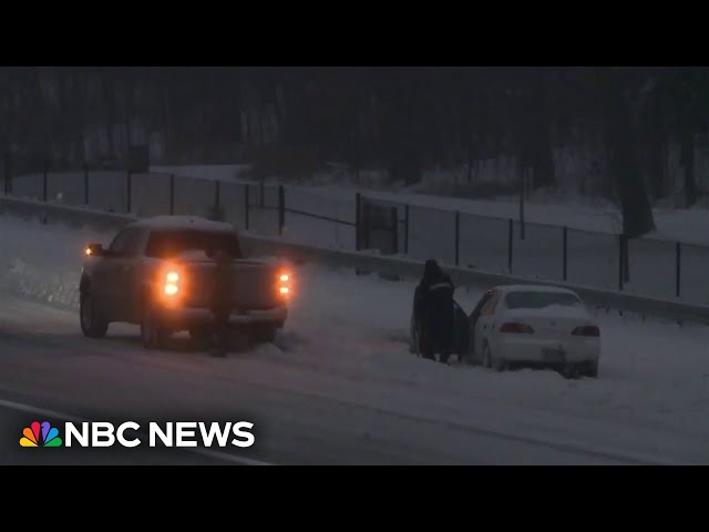 ⁣Kansas City comes to a halt after weekend winter storm and freezing temperature