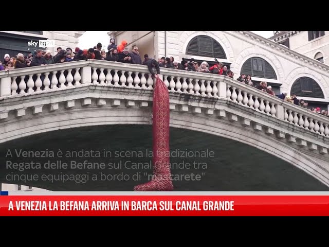 ⁣A Venezia la Befana arriva in barca sul Canal Grande