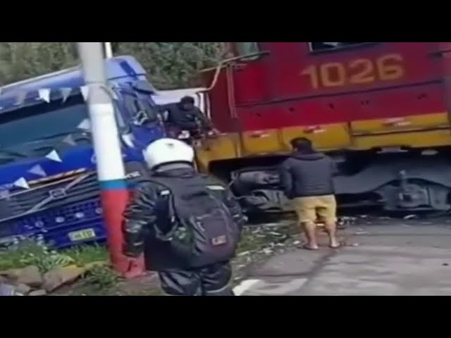 ⁣San Mateo: Tren impacta con trailer en la Carretera Central