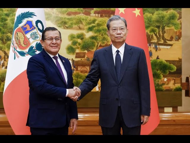 ⁣Presidente del Congreso se luce en reuniones durante su viaje a China