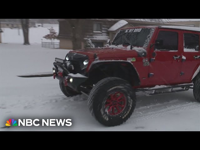 ⁣Volunteer drivers keep first responders moving in Kansas City snow