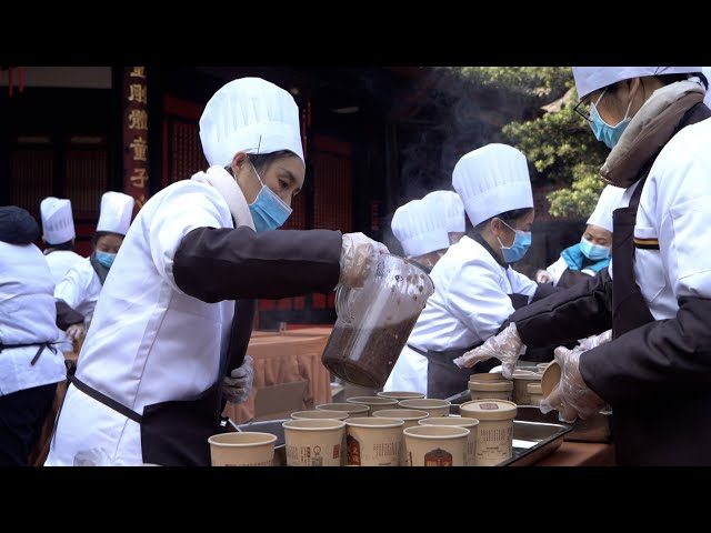 ⁣People in southwest China's Chengdu eat congee for Laba Festival