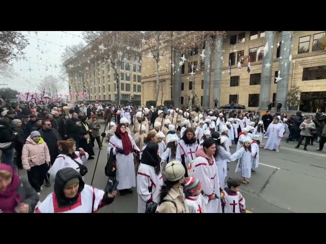 ⁣Праздничное рождественское шествие «Алило» прошло в Грузии