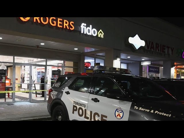 ⁣Suspects arrested after cellphone store robbery leads to collision in Toronto