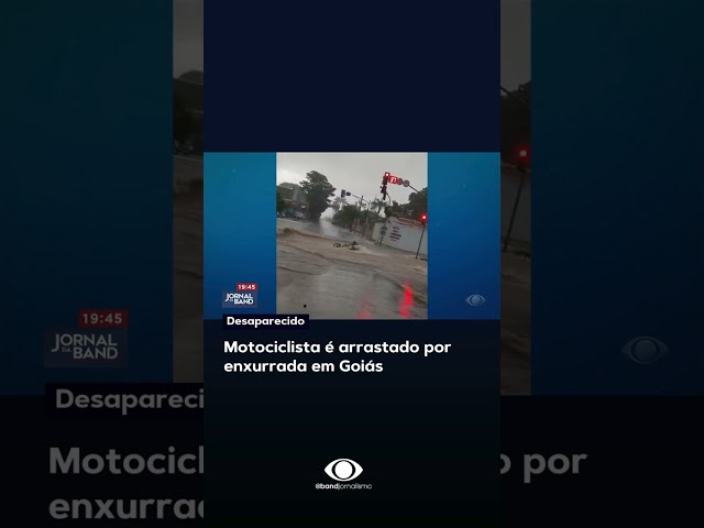 ⁣Motociclista é arrastado por enxurrada em Goiás #shorts