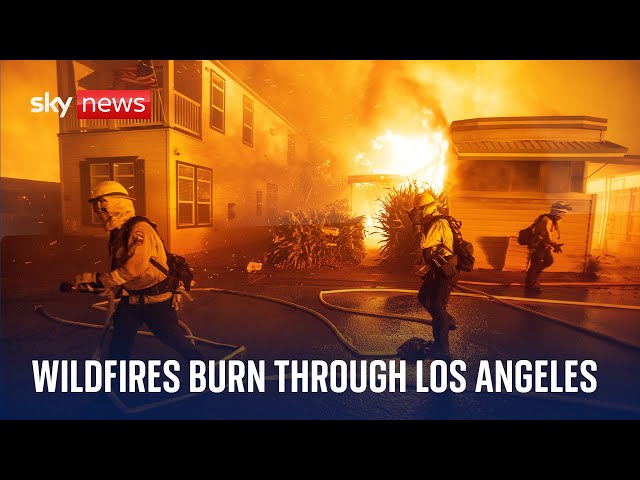 ⁣Live: 30,000 people flee exclusive LA suburbs as wildfires rip through the area