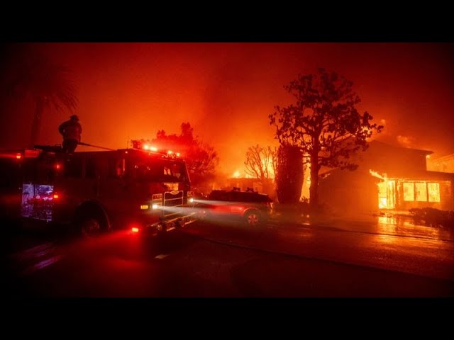 ⁣Un vaste incendie ravage la colline de Pacific Palisades à Los Angeles