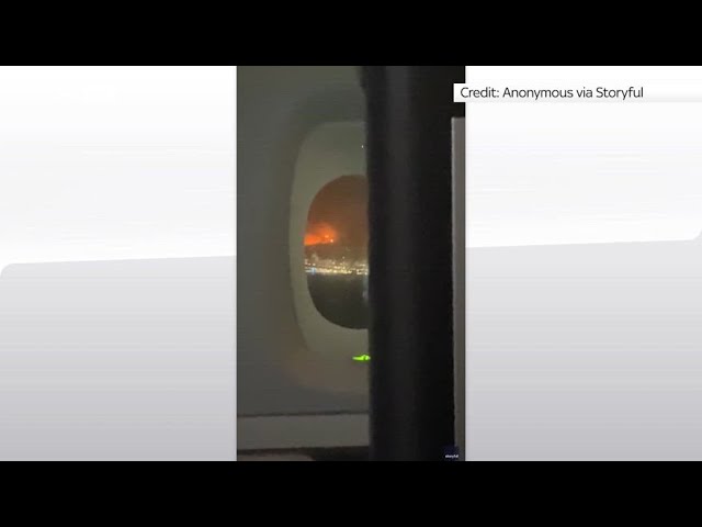 ⁣LA, l'incendio di Palisades visto dal finestrino di un aereo