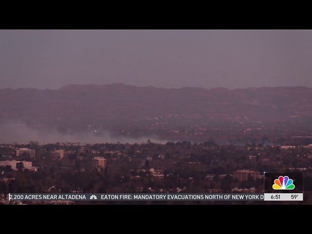 ⁣Woodley Fire burns in Sepulveda Basin