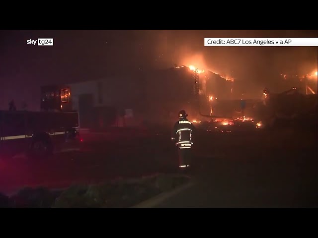 ⁣Incendi in California, le fiamme tra gli edifici ad Altadena