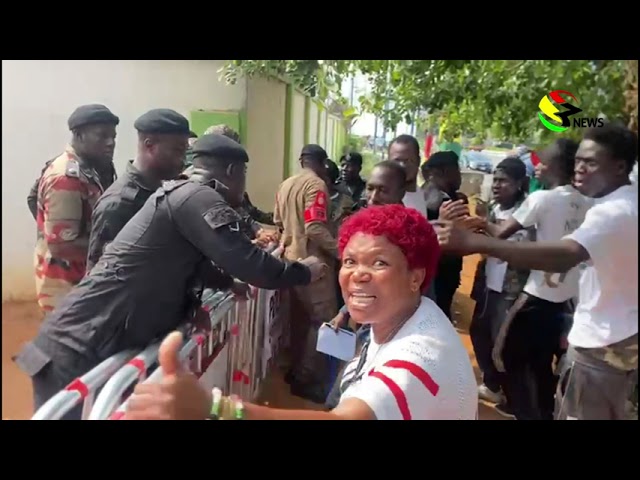 ⁣Confrontation erupts between Ablekuma North supporters and Police at collation centre