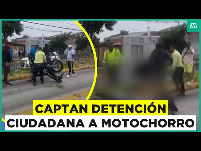 ⁣Detención ciudadana en Estación Central: Golpean a motochorro que robó celular a una mujer