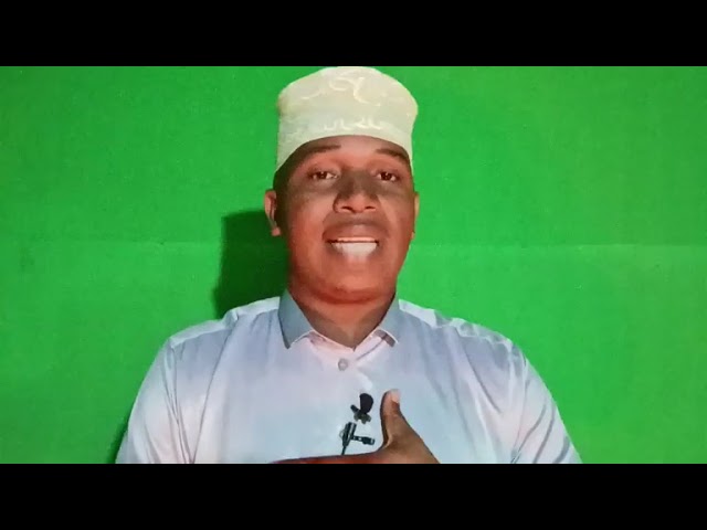 ⁣Abdoulkarim,  examine la vie quotidienne des Comores en termes économiques, politique et religieux.