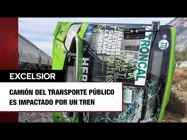 ⁣Chofer imprudente intenta ganarle el paso al tren en Nuevo León