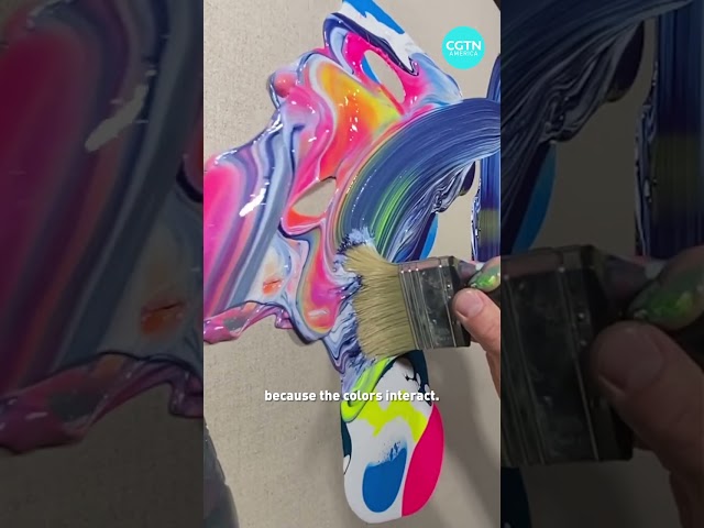 ⁣This artist dances with color