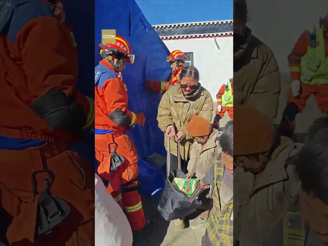 ⁣Xizang residents affected by earthquake offer food to firefighters