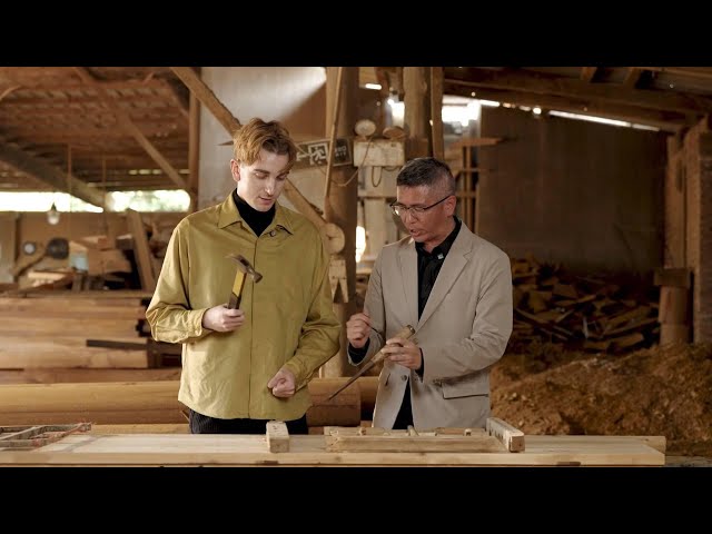 ⁣GLOBALink | Italian amazed by traditional Chinese mortise and tenon technique