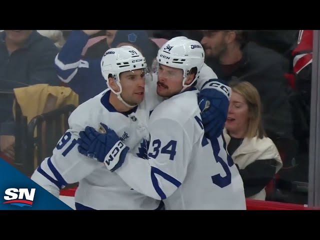 ⁣Maple Leafs' Auston Matthews Buries Game-Tying Goal While Falling