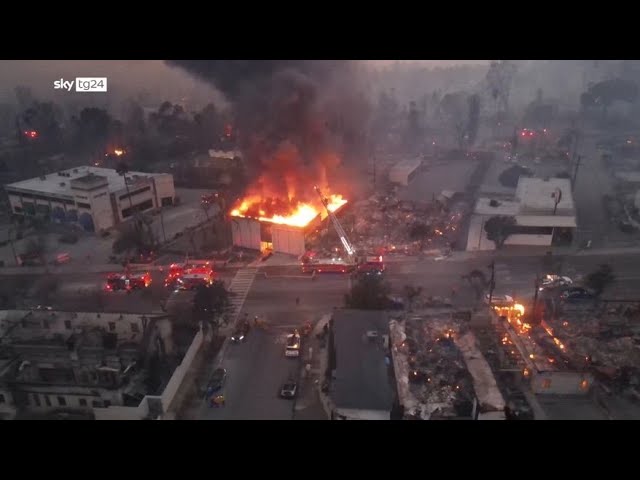 ⁣Incendi California, Altadena devastata: I video dal drone