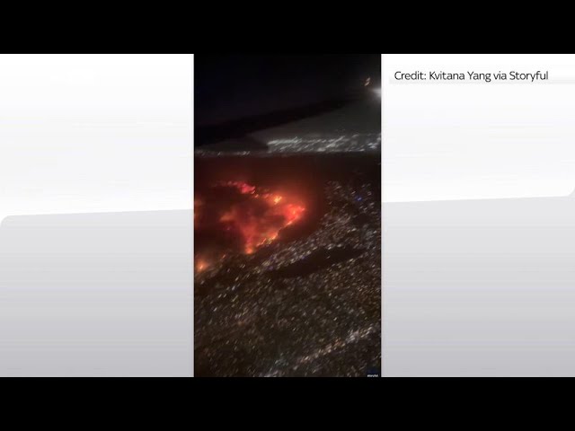 ⁣Los Angeles, gli incendi visti dal finestrino di un aereo