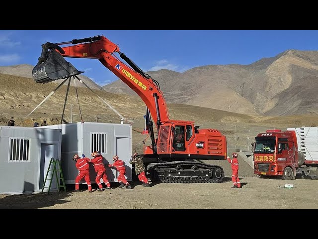 ⁣Les opérations de secours se poursuivent après le séisme de magnitude 6,8