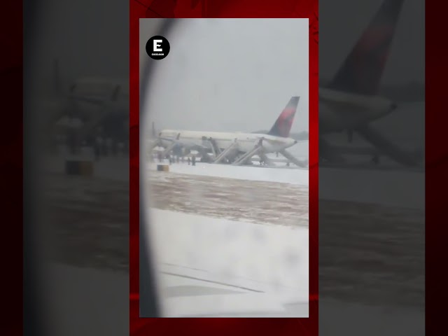 ⁣Evacúan con toboganes a pasajeros de un avión varado en la nieve