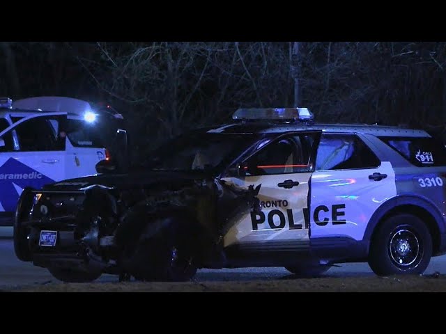 ⁣Police cruiser rammed by suspect vehicle fleeing from robbery scene in Toronto